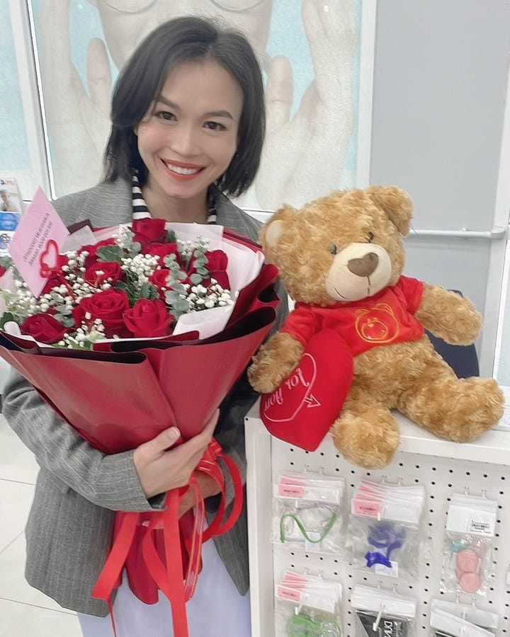 ลูกค้ากำลังรับช่อกุหลาบและยิปโซ สีแดงและขาว (สินค้าอื่น)