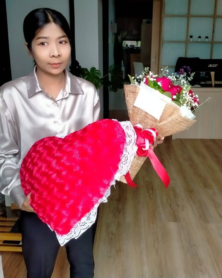 ลูกค้ากำลังรับช่อกุหลาบและยิปโซ สีแดงและขาว (สินค้าอื่น)