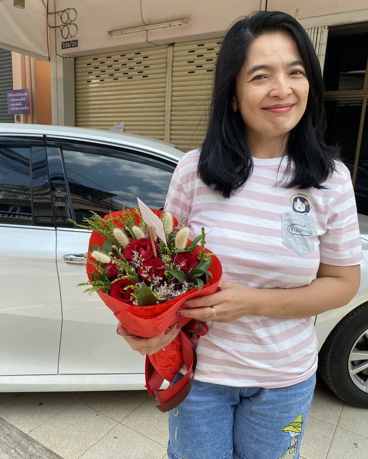 ลูกค้ากำลังรับช่อกุหลาบและยิปโซ สีแดงและขาว (สินค้าอื่น)