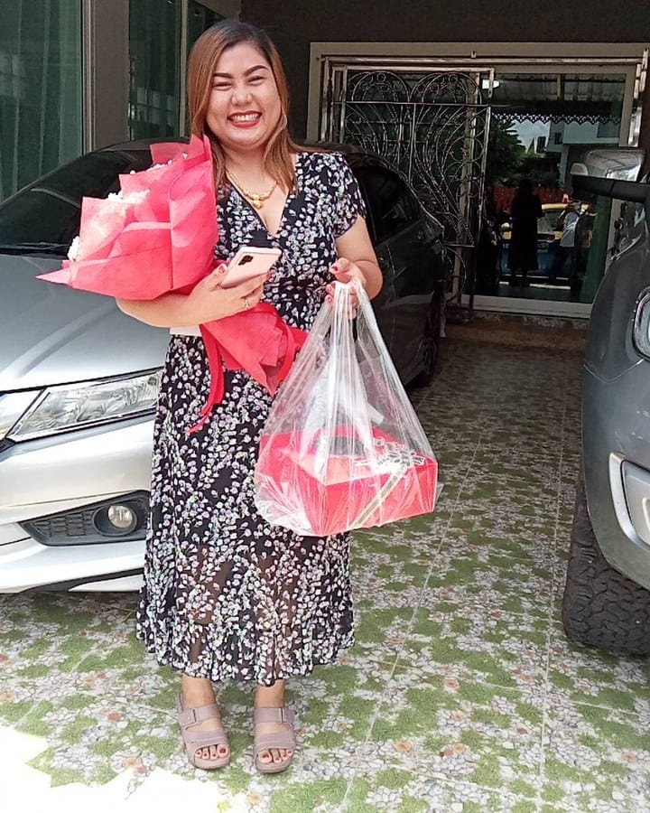 ลูกค้ากำลังรับช่อกุหลาบและคาร์เนชั่น สีขาวและชมพู (สินค้าอื่น)