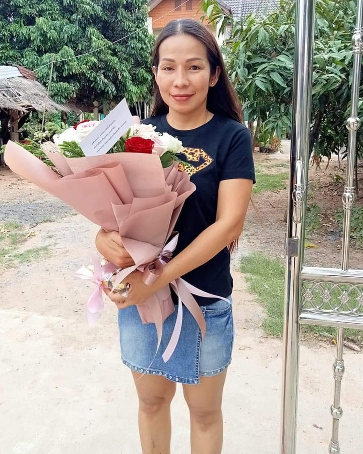 ลูกค้ากำลังรับช่อกุหลาบและยิปโซ สีแดง ขาว และชมพู (สินค้าอื่น)