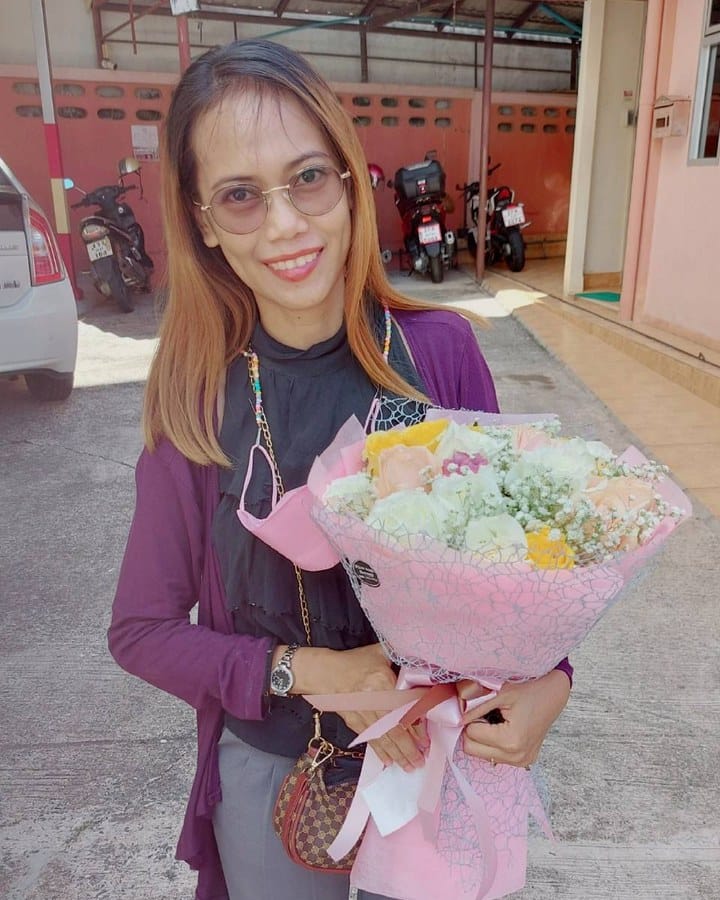 ลูกค้ากำลังรับช่อกุหลาบ ยิปโซ และเบญจมาศ สีขาว ชมพู และเหลือง (สินค้าอื่น)