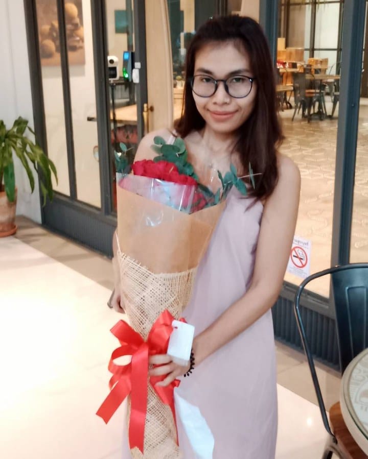 ลูกค้ากำลังรับช่อกุหลาบแดง (สินค้าอื่น)
