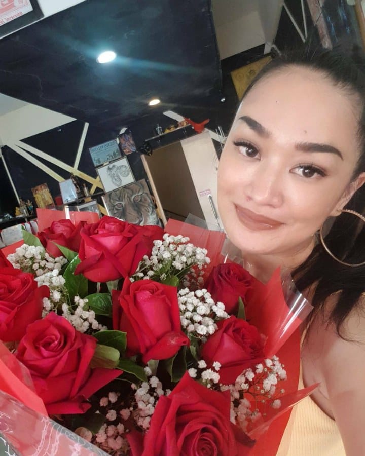 ลูกค้ากำลังรับช่อกุหลาบและยิปโซ สีแดงและขาว (สินค้าอื่น)