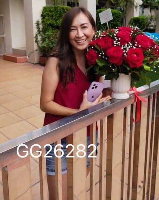 ลูกค้ากำลังรับช่อกุหลาบและยิปโซ สีแดงและขาว (สินค้าอื่น)