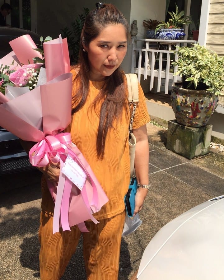 ลูกค้ากำลังรับช่อกุหลาบและยิปโซ สีชมพูและขาว (สินค้าอื่น)