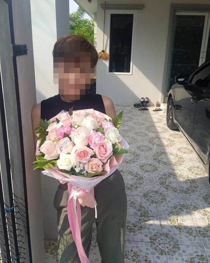 ลูกค้ากำลังรับช่อดอกไม้ที่คล้ายกัน มีกุหลาบชมพูและพีช (สินค้าอื่น)