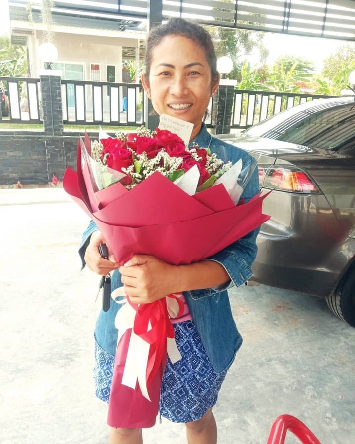 ลูกค้ากำลังรับช่อกุหลาบแดง (สินค้าอื่น)