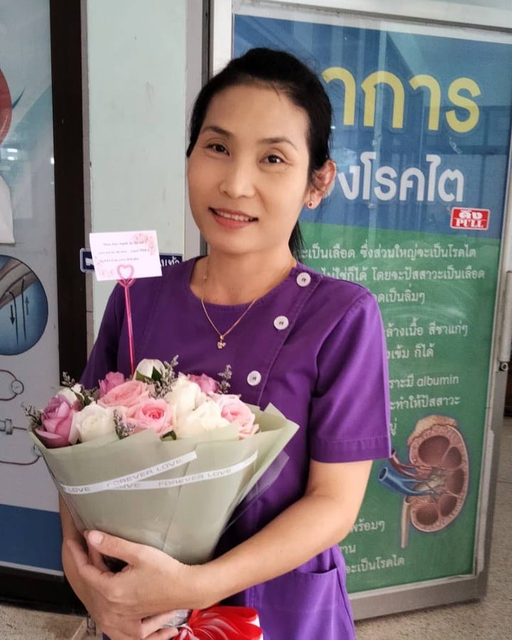 ลูกค้ากำลังรับช่อกุหลาบชมพูและขาว (สินค้าอื่น)