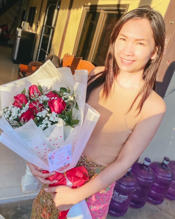 ลูกค้ากำลังรับช่อกุหลาบและยิปโซ สีแดงและขาว (สินค้าอื่น)