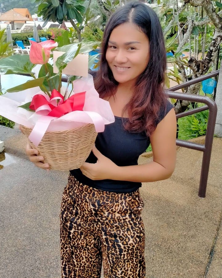 ลูกค้ากำลังรับช่อหน้าวัวชมพู (สินค้าอื่น)