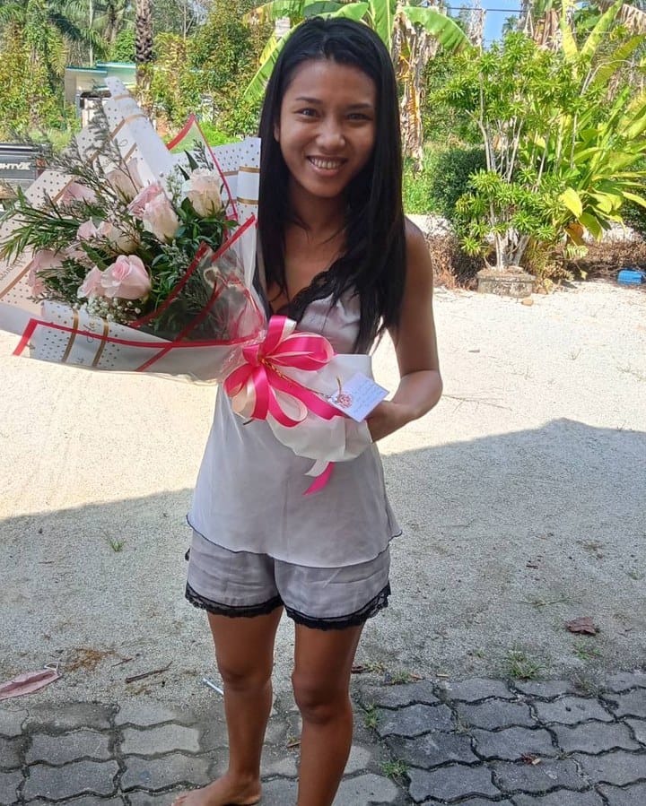 ลูกค้ากำลังรับช่อกุหลาบชมพูและขาว (สินค้าอื่น)