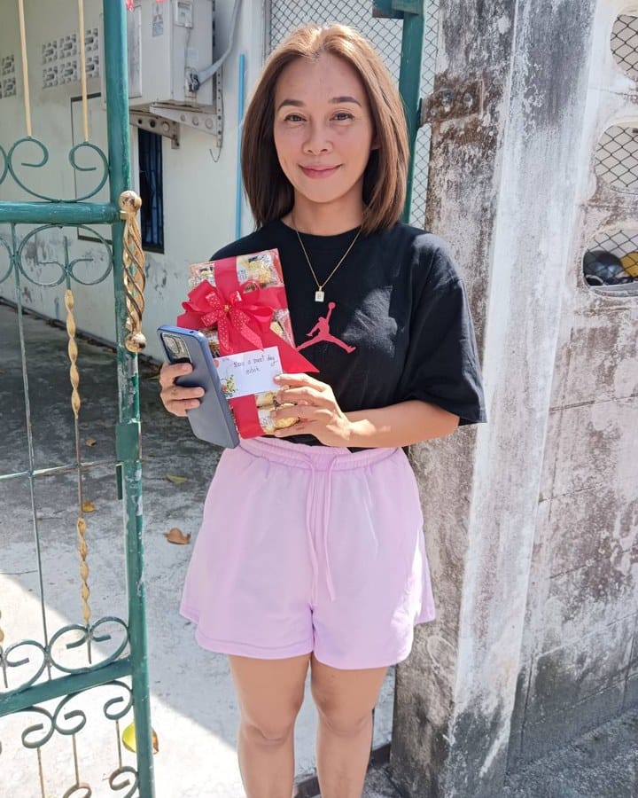 ลูกค้ากำลังรับช็อกโกแลต (สินค้าอื่น)