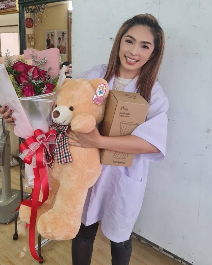 ลูกค้ากำลังรับช่อกุหลาบแดงและชมพู (สินค้าอื่น)