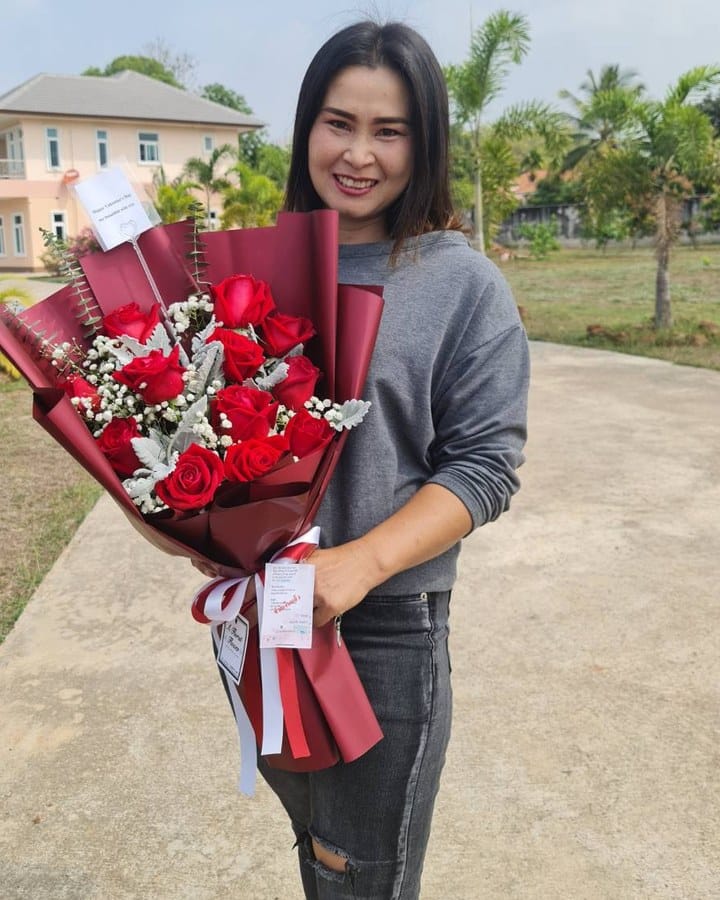 ลูกค้ากำลังรับช่อกุหลาบและยิปโซ สีแดงและขาว (สินค้าอื่น)