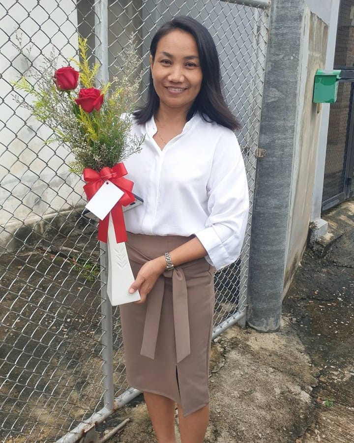ลูกค้ากำลังรับช่อกุหลาบและยิปโซ สีแดงและขาว (สินค้าอื่น)