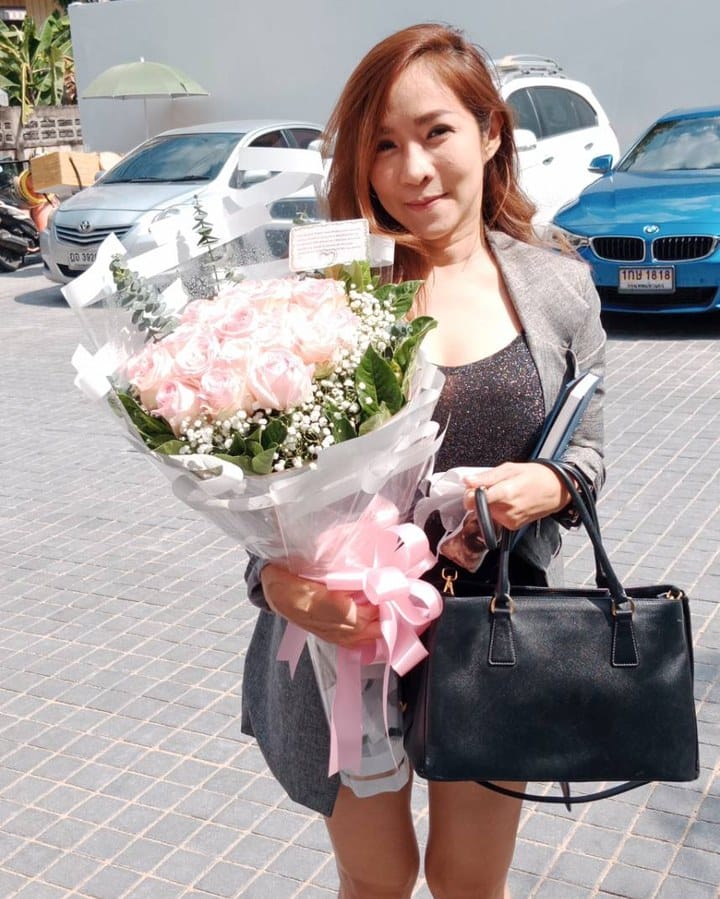 ลูกค้ากำลังรับช่อกุหลาบและยิปโซ สีชมพูและขาว (สินค้าอื่น)
