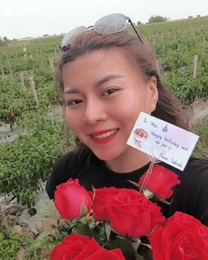 ลูกค้ากำลังรับช่อกุหลาบแดง (สินค้าอื่น)