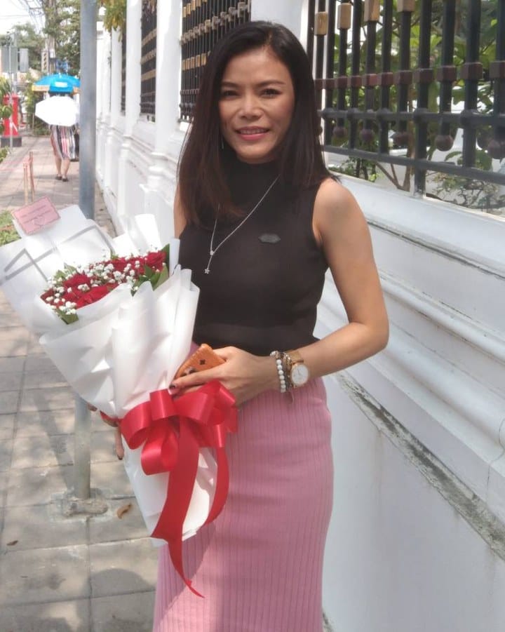 ลูกค้ากำลังรับช่อกุหลาบแดง (สินค้าอื่น)