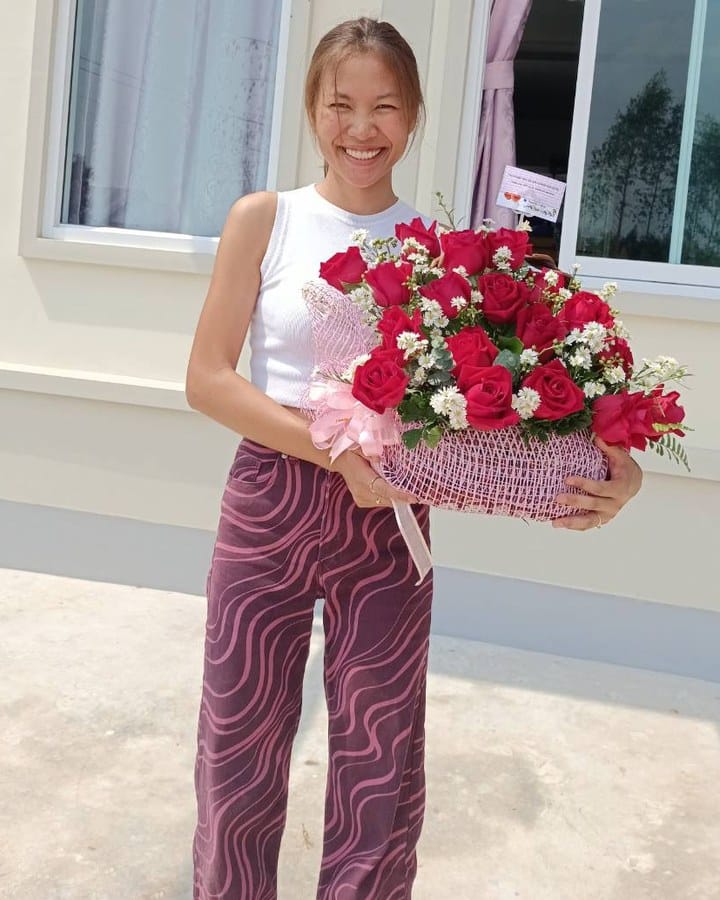 ลูกค้ากำลังรับช่อกุหลาบและยิปโซ สีแดงและขาว (สินค้าอื่น)