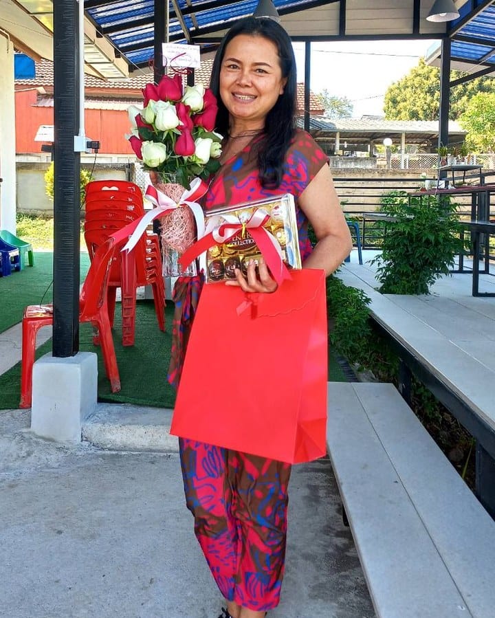 ลูกค้ากำลังรับช่อกุหลาบขาว แดง และชมพู (สินค้าอื่น)