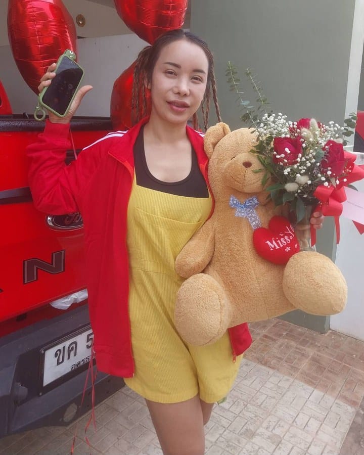 ลูกค้ากำลังรับช่อกุหลาบและยิปโซ สีแดงและขาว (สินค้าอื่น)