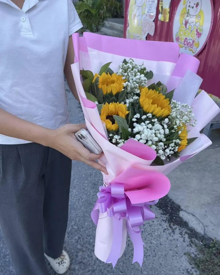 ลูกค้ากำลังรับช่อดอกไม้ที่คล้ายกัน มีทานตะวันเหลือง ยิปโซขาว (สินค้าอื่น)