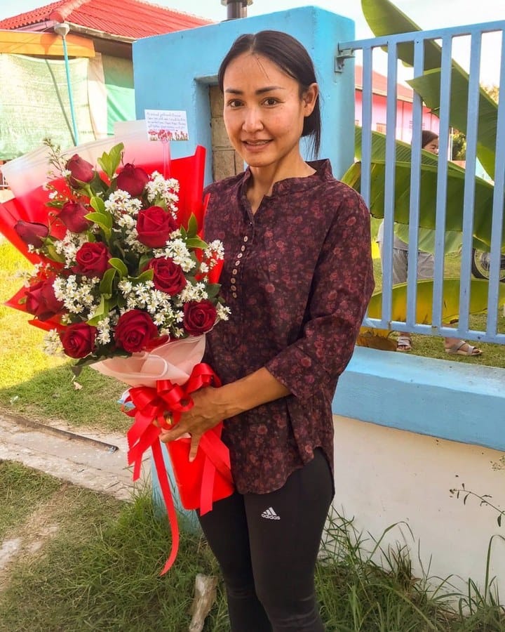ลูกค้ากำลังรับช่อกุหลาบและยิปโซ สีแดงและขาว (สินค้าอื่น)