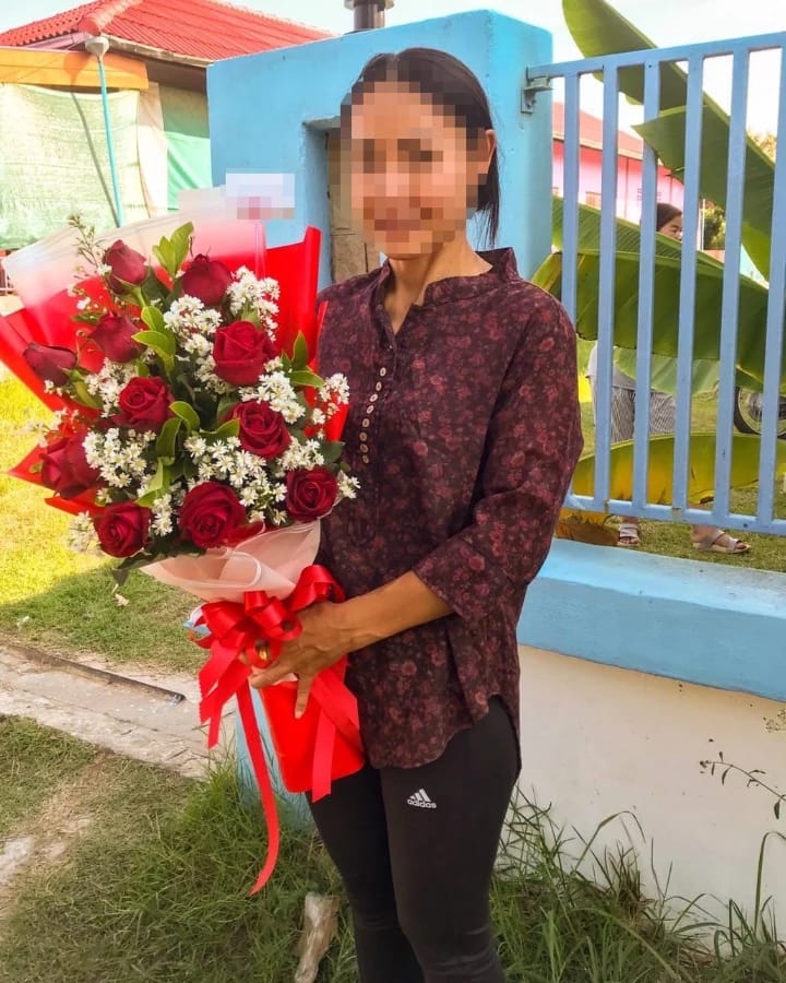 ลูกค้ากำลังรับช่อดอกไม้ที่คล้ายกัน มีกุหลาบแดง เดซี่ขาว (สินค้าอื่น)