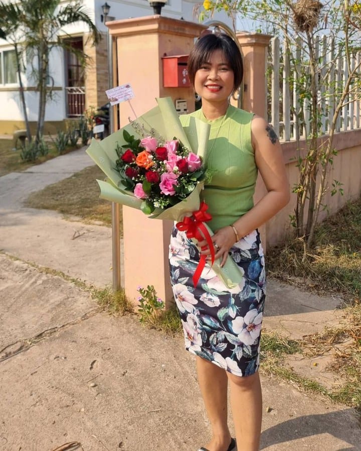 ลูกค้ากำลังรับช่อกุหลาบชมพู แดง และส้ม (สินค้าอื่น)
