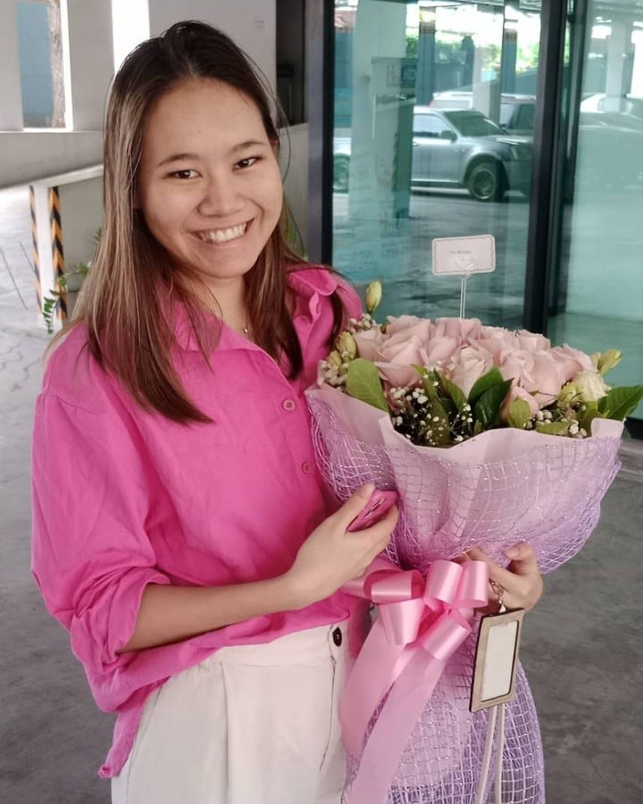 ลูกค้ากำลังรับช่อกุหลาบและยิปโซ สีชมพูและขาว (สินค้าอื่น)