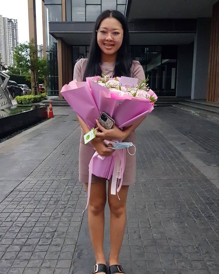 ลูกค้ากำลังรับช่อกุหลาบและยิปโซ สีชมพูและขาว (สินค้าอื่น)