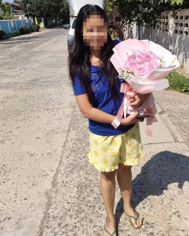 ลูกค้ากำลังรับช่อดอกไม้ที่คล้ายกัน มีกุหลาบชมพู ยิปโซขาว (สินค้าอื่น)