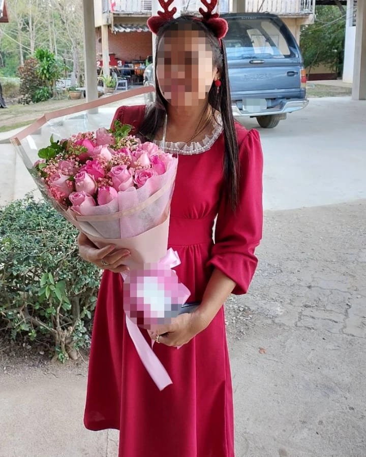 ลูกค้ากำลังรับช่อดอกไม้ที่คล้ายกัน มีกุหลาบชมพู ยิปโซชมพู (สินค้าอื่น)