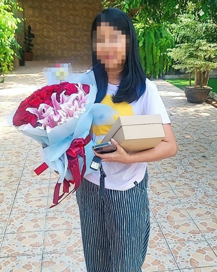 ลูกค้ากำลังรับช่อดอกไม้ที่คล้ายกัน มีกุหลาบแดง ลิลลี่ชมพูและขาว พร้อมกล่องของขวัญ (สินค้าอื่น)