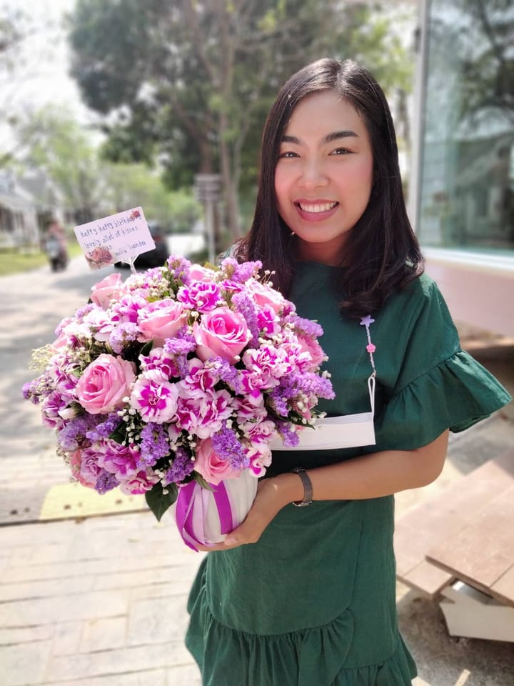 ลูกค้ากำลังรับช่อกุหลาบ คาร์เนชั่น และสแตติส สีชมพูและม่วง (สินค้าอื่น)