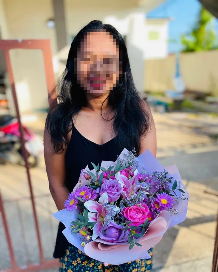 ลูกค้ากำลังรับช่อดอกไม้ที่คล้ายกัน มีกุหลาบม่วง เดซี่ม่วง (สินค้าอื่น)