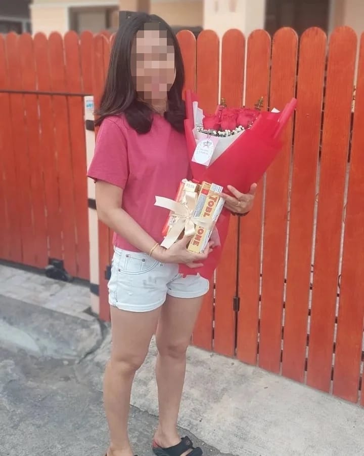 ลูกค้ากำลังรับช่อดอกไม้ที่คล้ายกัน มีกุหลาบแดง ยิปโซขาว พร้อมช็อกโกแลต (สินค้าอื่น)