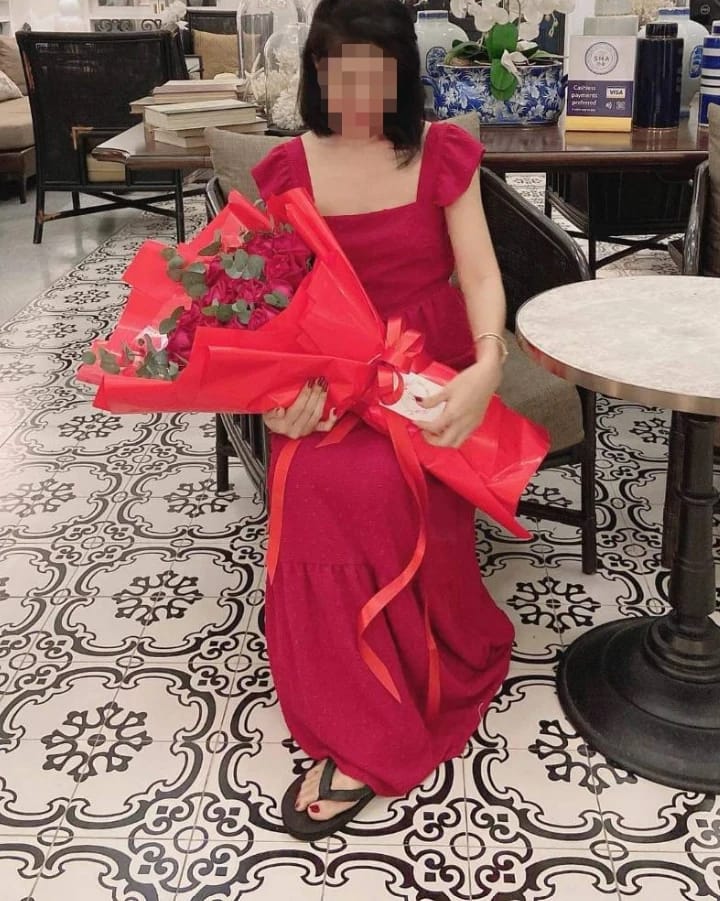 ลูกค้ากำลังรับช่อดอกไม้ที่คล้ายกัน มีกุหลาบแดง ใบยูคาลิปตัส (สินค้าอื่น)
