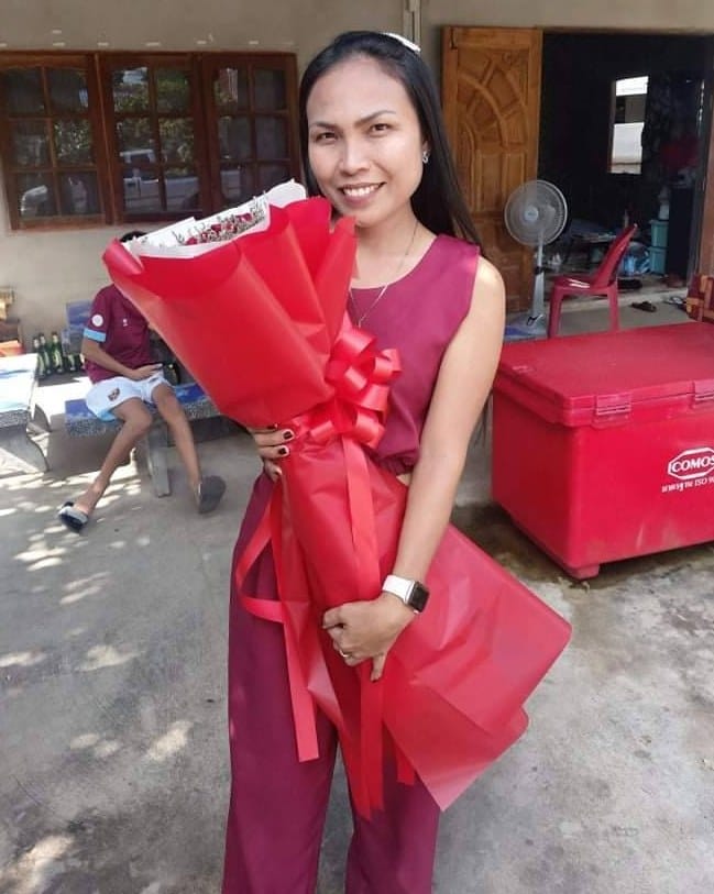 ลูกค้ากำลังรับช่อกุหลาบแดงและขาว (สินค้าอื่น)