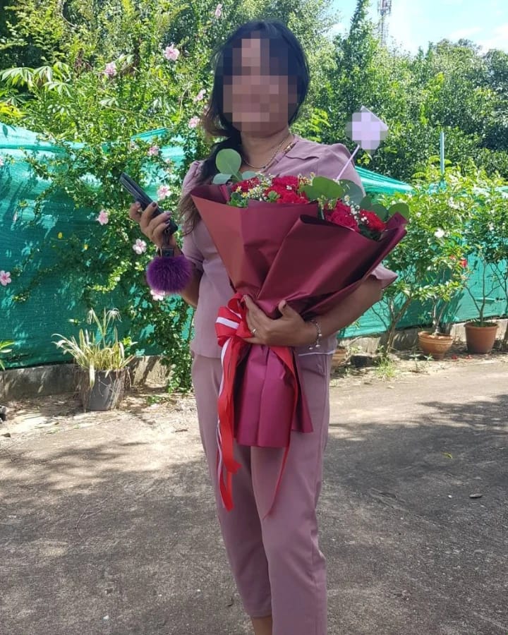 ลูกค้ากำลังรับช่อดอกไม้ที่คล้ายกัน มีกุหลาบแดง ใบยูคาลิปตัส ดอกไม้สีขาว (สินค้าอื่น)