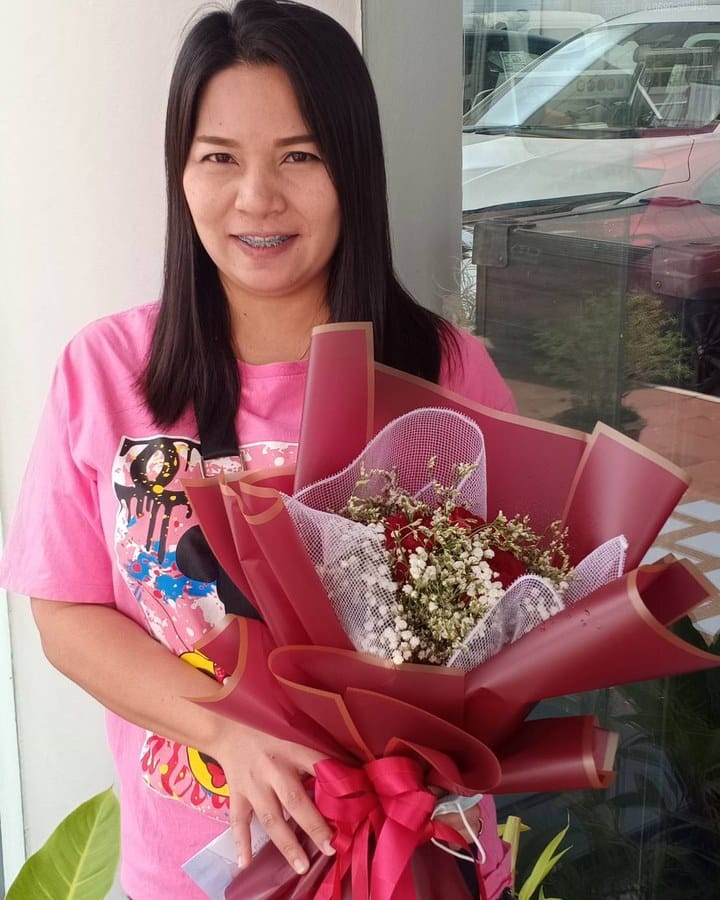 ลูกค้ากำลังรับช่อกุหลาบและยิปโซ สีแดงและขาว (สินค้าอื่น)