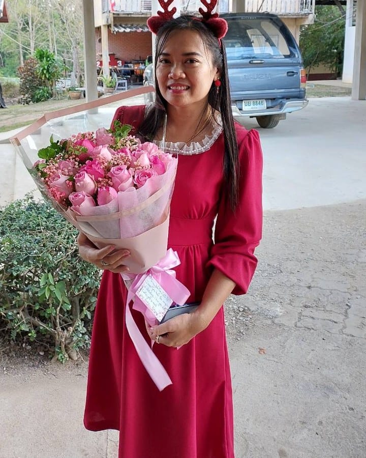ลูกค้ากำลังรับช่อกุหลาบชมพู (สินค้าอื่น)