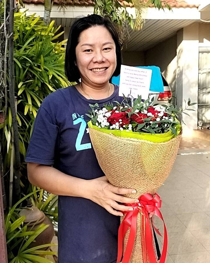 ลูกค้ากำลังรับช่อกุหลาบและยิปโซ สีแดงและขาว (สินค้าอื่น)