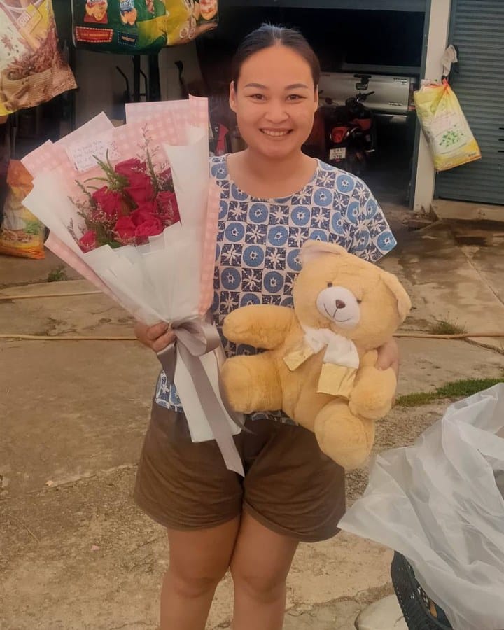 ลูกค้ากำลังรับช่อกุหลาบแดง (สินค้าอื่น)