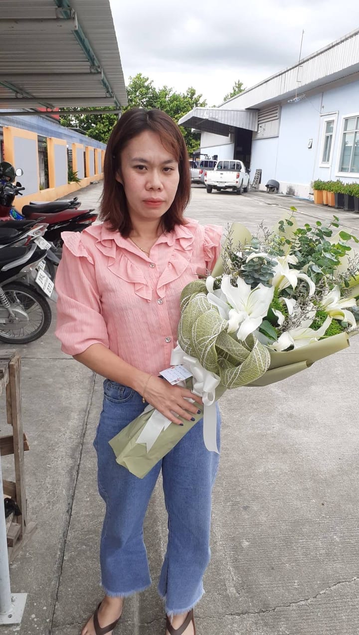 ลูกค้ากำลังรับช่อลิลลี่ขาว (สินค้าอื่น)