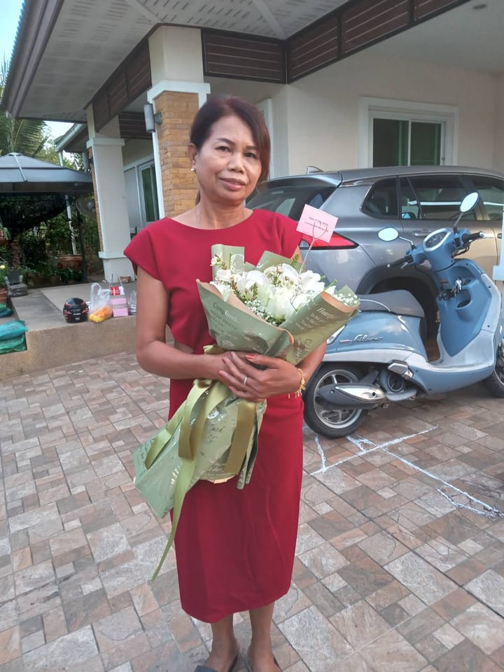 ลูกค้ากำลังรับช่อกุหลาบขาวและยิปโซ (สินค้าอื่น)