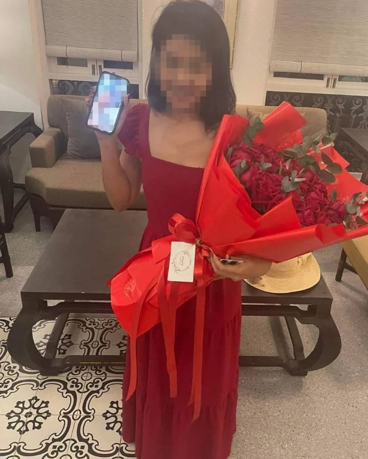 ลูกค้ากำลังรับช่อดอกไม้ที่คล้ายกัน มีกุหลาบแดง ใบยูคาลิปตัส (สินค้าอื่น)