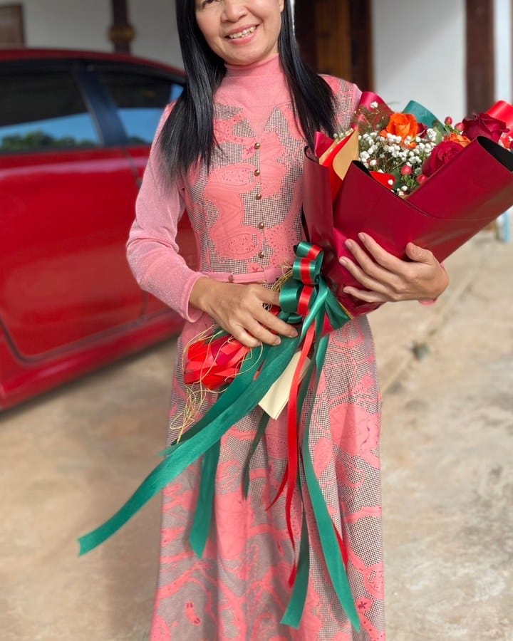 ลูกค้ากำลังรับช่อกุหลาบและยิปโซ สีแดง ส้ม และขาว (สินค้าอื่น)