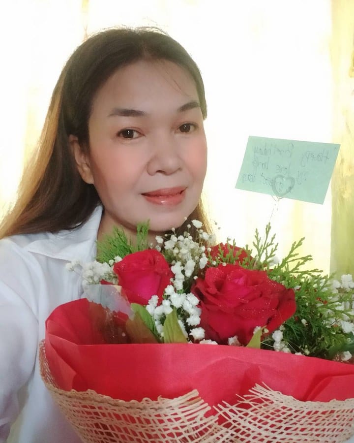 ลูกค้ากำลังรับช่อกุหลาบและยิปโซ สีแดงและขาว (สินค้าอื่น)